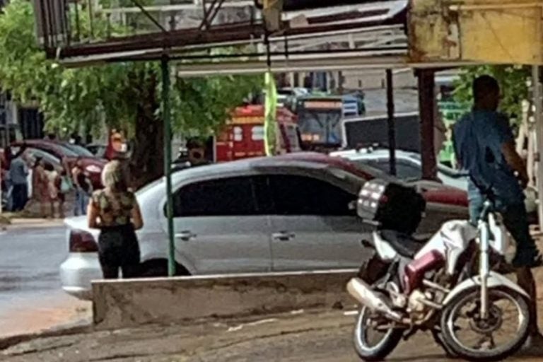 Criança morre após tocar em carro energizado por fio de alta tensão