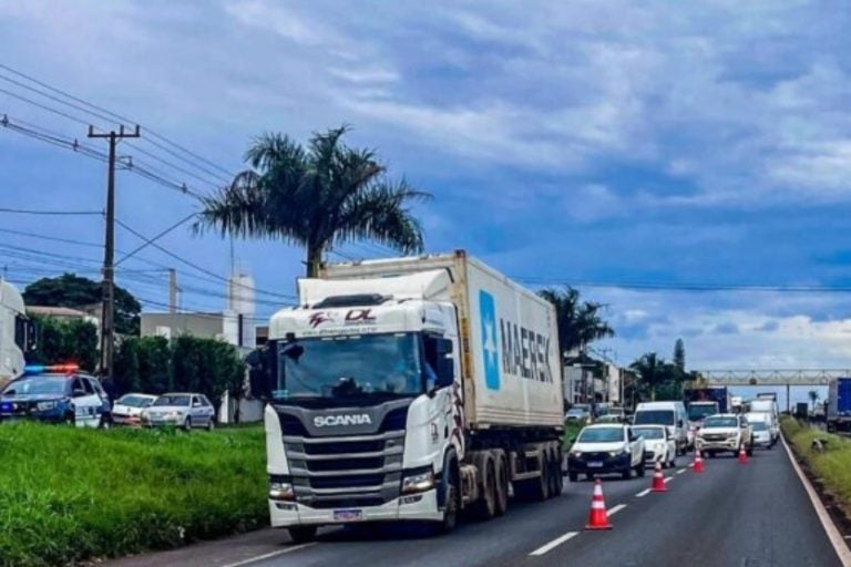 Homem morre: o corpo da vítima foi esmagado pela carreta.