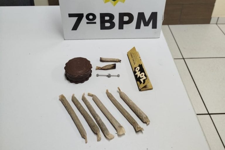 Jovem é flagrado com maconha.