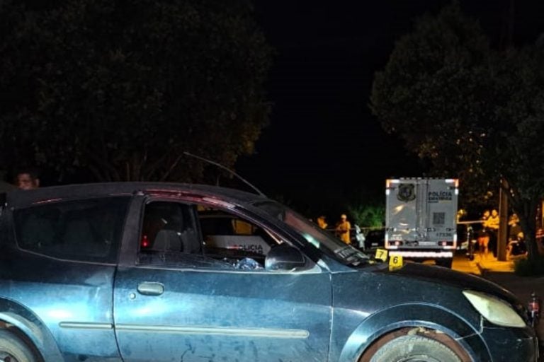 Jovem: o carro usado pelos atiradores foi encontrado incendiado.