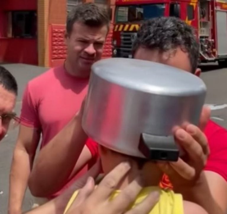 Menino De 2 Anos Fica Com Panela De Pressao Presa Na Cabeca