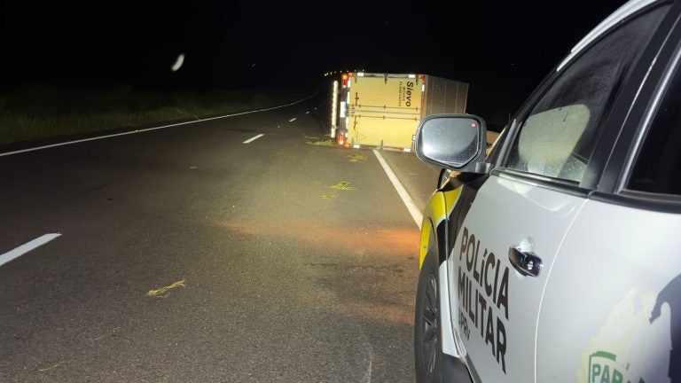 Motorista Perde Controle De Carreta E Veiculo Tomba Na Rodovia Pr 323