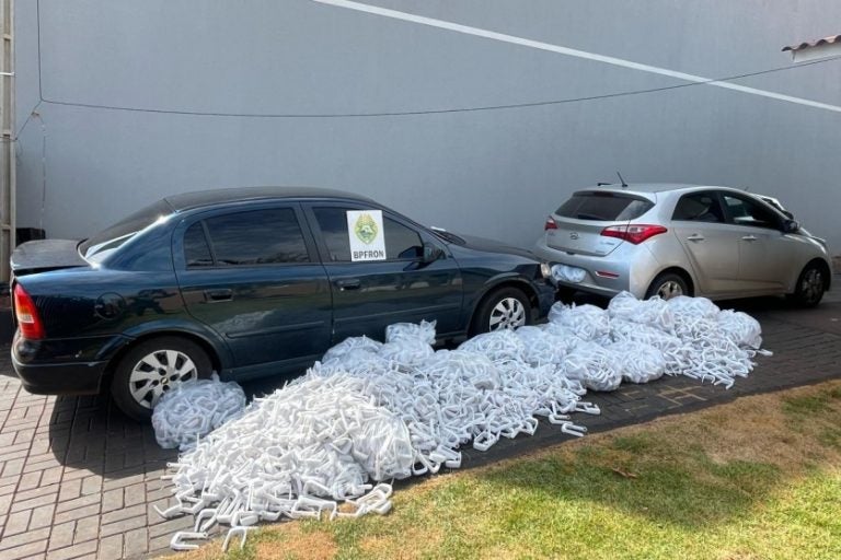 Veículos com mercadorias: a apreensão ocorreu na manhã desta sexta-feira (28).