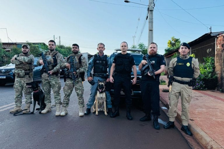 Nesta quinta-feira (27), uma operação integrada entre a Polícia Civil do Paraná (PCPR), a Polícia Militar (PMPR) e a Polícia Penal (PPPR) resultou na prisão de 10 pessoas em Paiçandu.