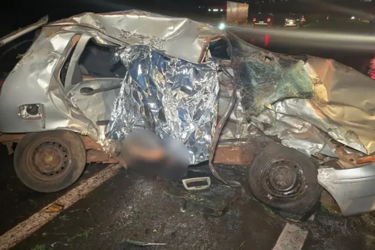 Acidente: os corpos das vítimas foram ejetados do carro.