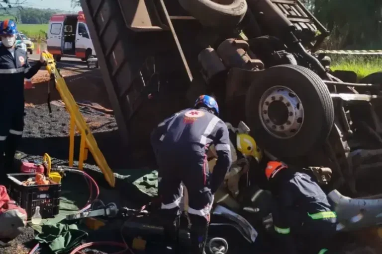 Acidente com caminhão de massa asfáltica: a vítima ficou presa na cabine e foi retirada das ferragens pelas equipes de resgate.