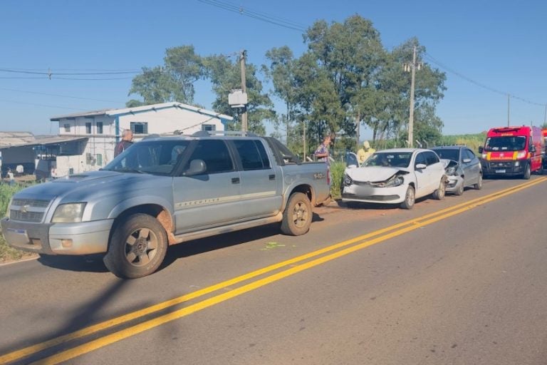 Acidente com três veículos: um desvio foi improvisado por uma estrada de chão próxima até a liberação da via.