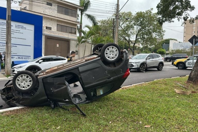 Acidente com três veículos: a vítima, de 18 anos, usava cinto de segurança, o que evitou uma tragédia.