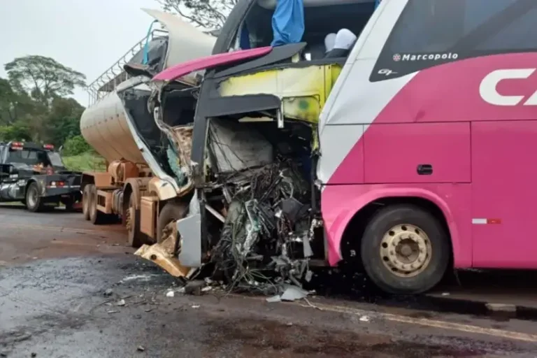 Acidente Entre Caminhão E ônibus