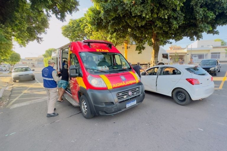 Acidente entre carro e moto: o local passou por recapeamento asfáltico e a sinalização no asfalto ainda não foi feita.