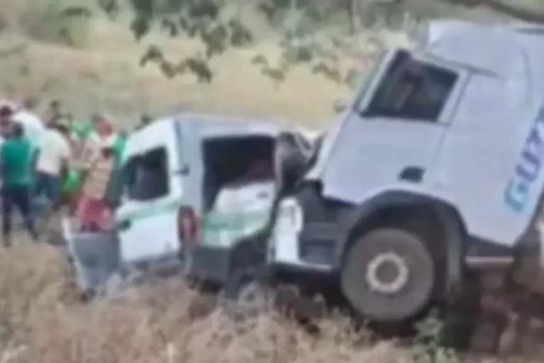 Acidente na BR-242: a tragédia aconteceu quando uma van colidiu de frente com uma carreta.