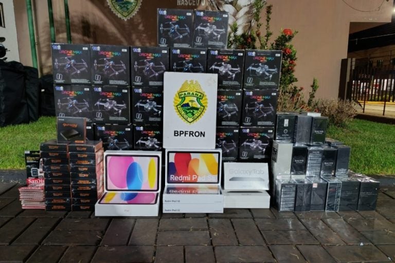 Bpfron apreende: Durante a fiscalização, os policiais apreenderam 31 malas com mercadorias, totalizando R$ 866 mil