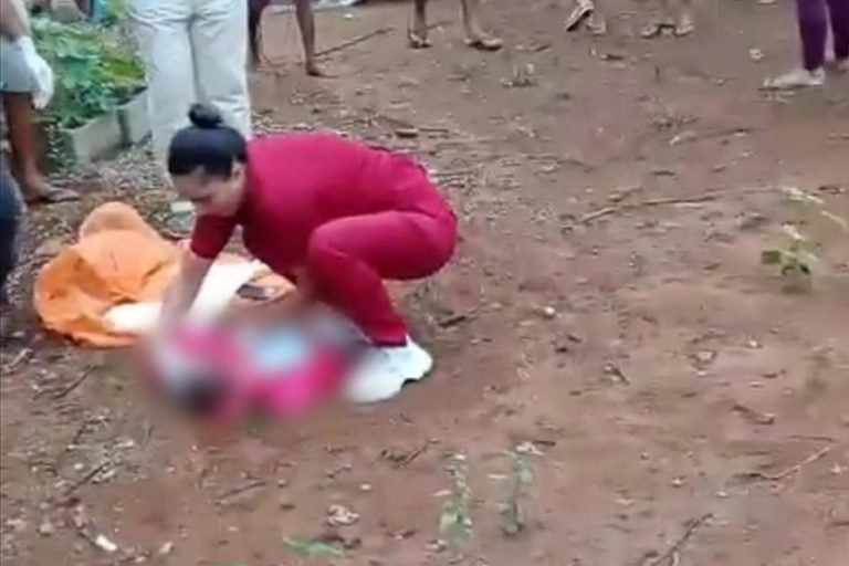 Bebê abandonado em lote: o Corpo de Bombeiros foi acionado por moradores que ouviram o choro do bebê.
