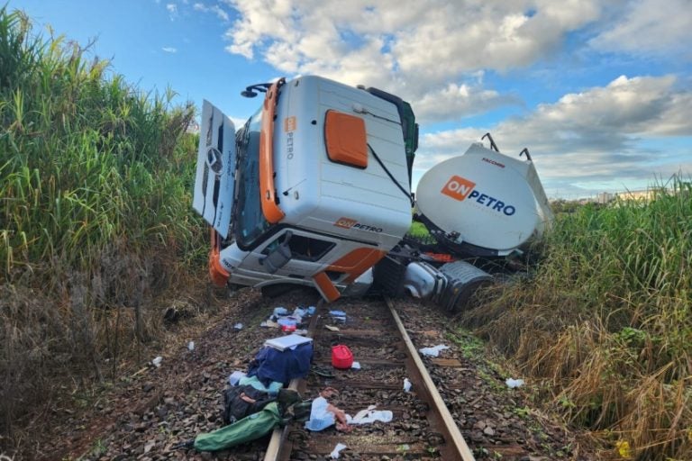 Caminhão-tanque e trem