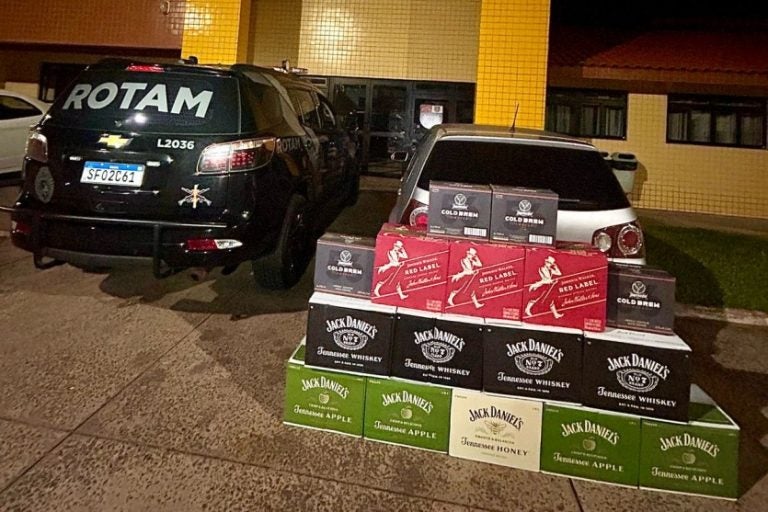 Casal é flagrado com bebidas