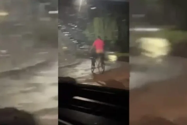 Ciclista é Flagrado Com As Nádegas à Mostra E Acena Para Câmeras