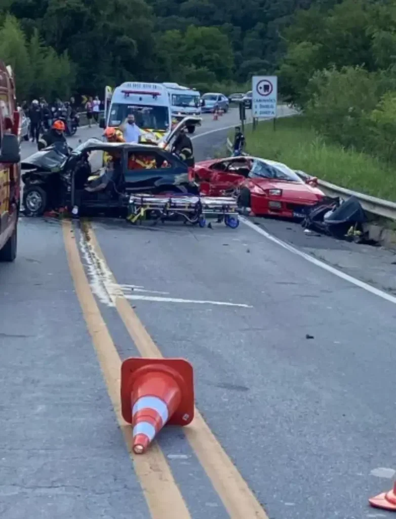 Colisão Entre Ferrari E Gol Deixa Passageira Gravemente Ferida 2