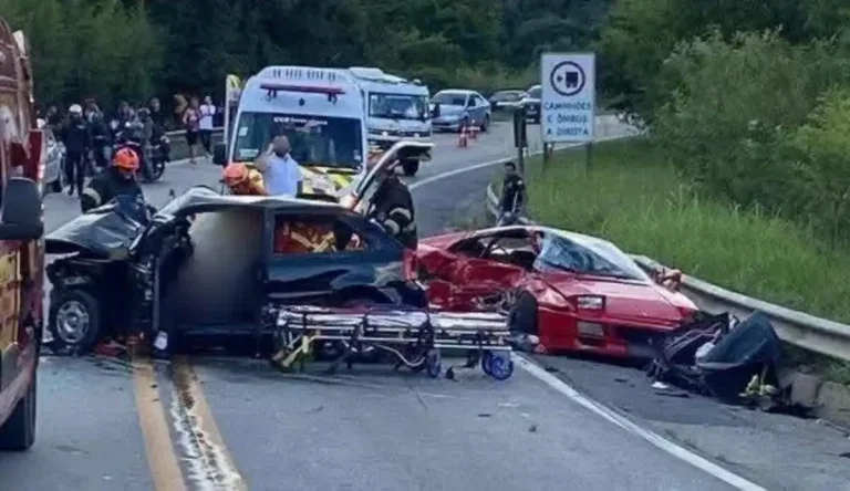Colisão Entre Ferrari E Gol Deixa Passageira Gravemente Ferida