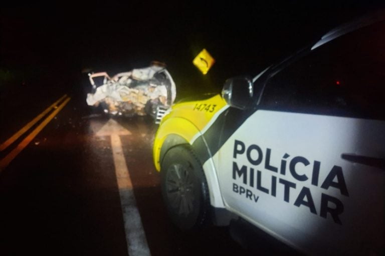 Colisão: A pista molhada devido à chuva pode ter contribuído para o acidente.