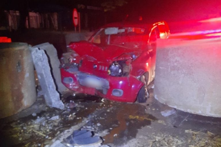 Condutor fica ferido: Ainda não se sabe se havia sinalização adequada indicando o bloqueio da ponte