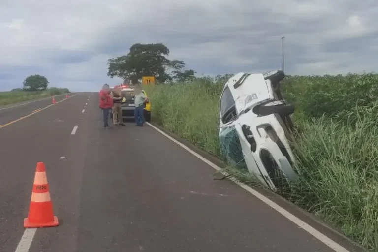 Condutora Fica Ferida Após Capotar Veículo Na Pr 323