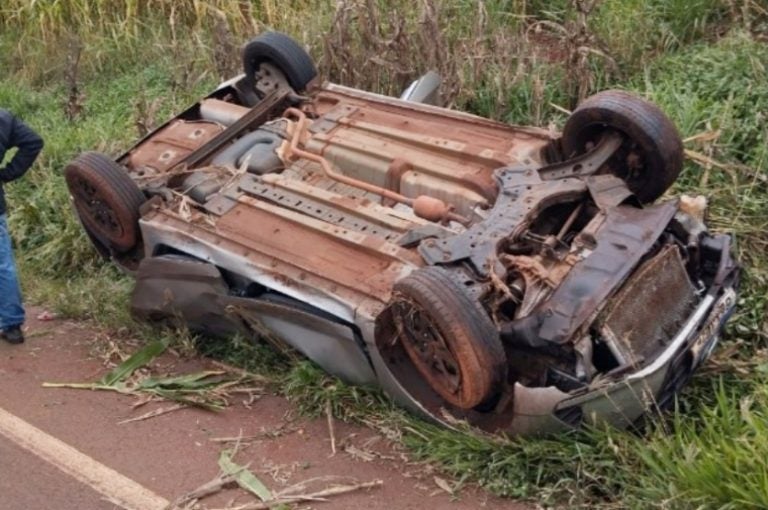 Condutora Fica Ferida Após Carro Capotar Na Rodovia Pr 472