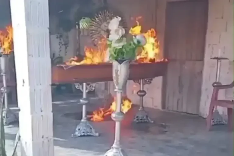 Criminosos incendeiam caixão: o homem que estava sendo velado havia sido morto em uma operação policial.