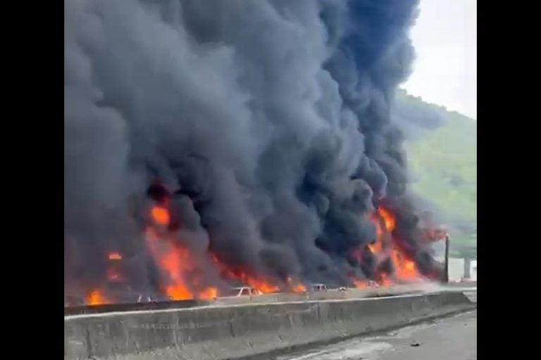 Destruição Carreta Com Etanol Explode E Atinge 24 Veículos
