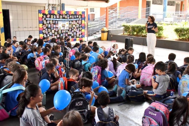 Dia mundial do autismo: a iniciativa envolveu professores, alunos e familiares.