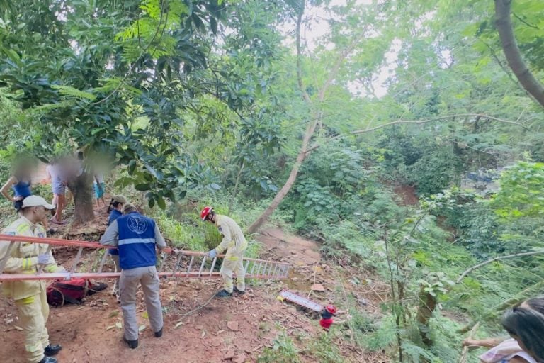 Homem cai em córrego: a vítima, de 62 anos, que já estava debilitada, escorregou por um barranco nos fundos da residência.