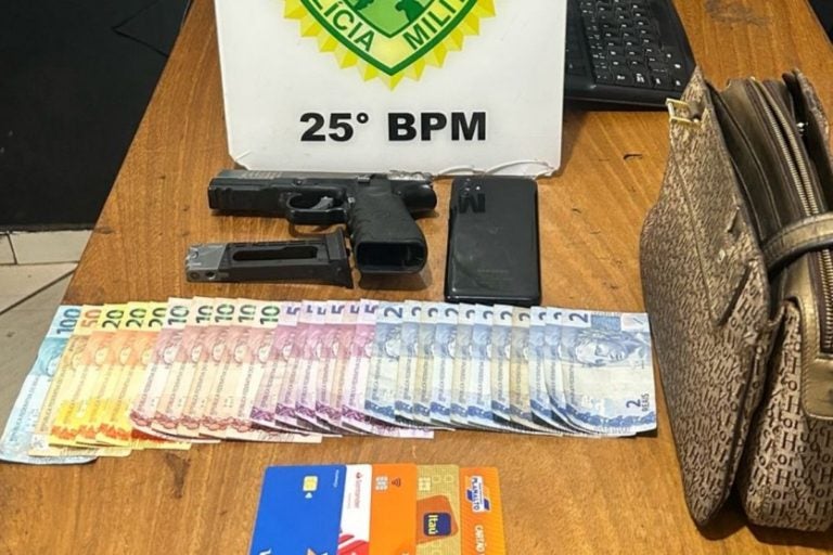 Homem é preso: o suspeito usava roupas pretas e portava um simulacro de arma de fogo.