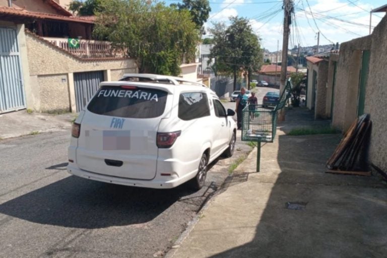 Homem furta carro de funerária: