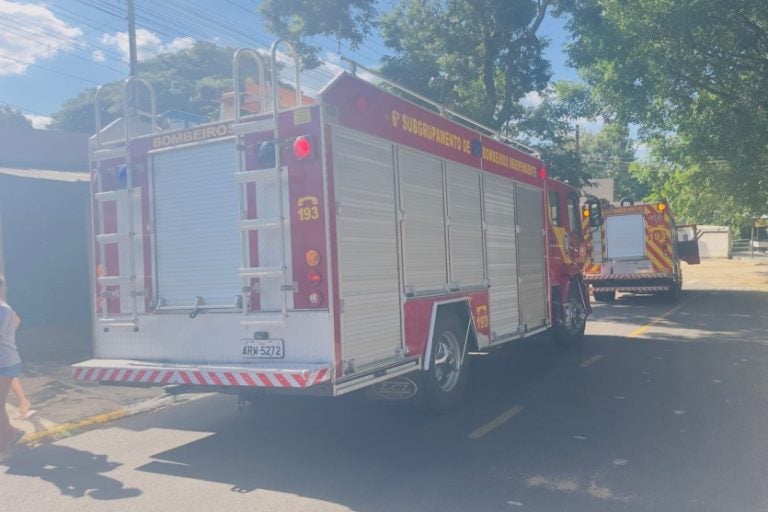 Incêndio atinge casa: o imóvel de alvenaria ficou parcialmente destruído.