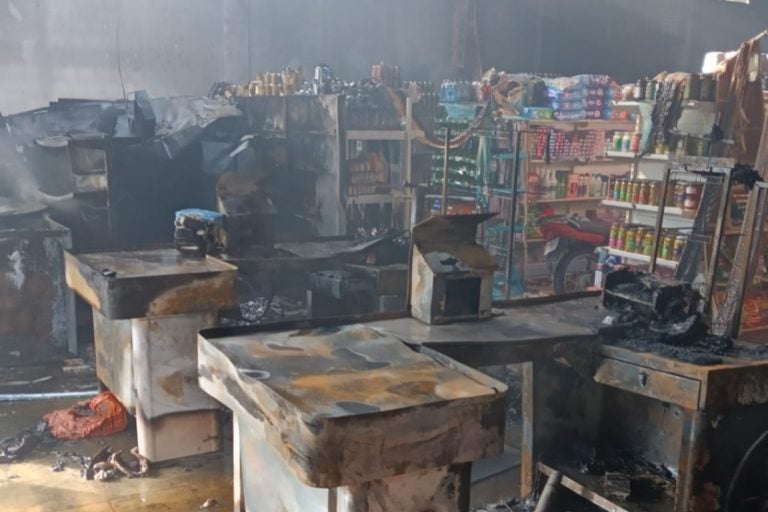 Incêndio destrói supermercado: bombeiros de Altônia e Umuarama conseguiram controlar as chamas, impedindo que o fogo se alastrasse para áreas adjacentes