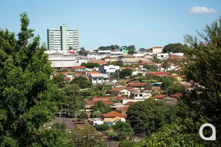 Jovem é detido: a ação policial integra um conjunto de operações voltadas ao combate ao tráfico e ao uso de drogas na região.