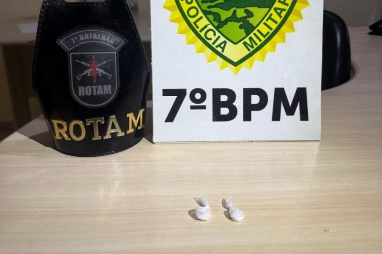 Jovem é flagrado com cocaína: O entorpecente estava escondido no bolso da blusa do suspeito.