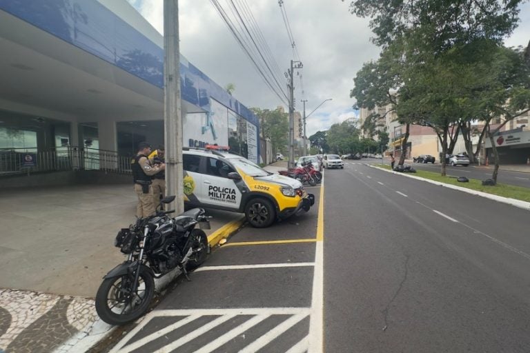 Motociclista bate em poste: O rapaz, que teve ferimentos, não tinha CNH.