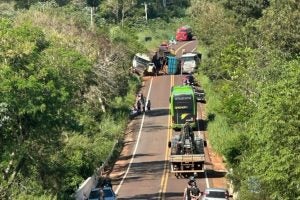 Motorista capota caminhão: a rodovia que liga as cidades de Altônia e São Jorge do Patrocínio está bloqueada nos dois sentidos.
