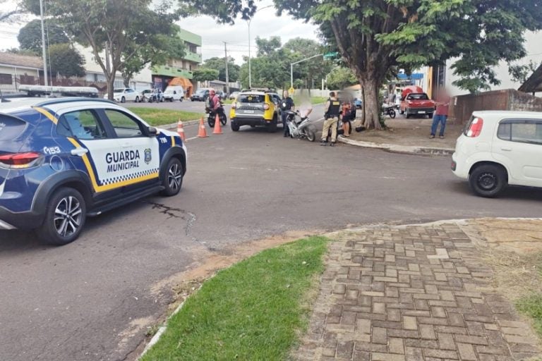 Motorista De Carro Cruza A Av. Parigot, Atinge Moto E Fere Condutor