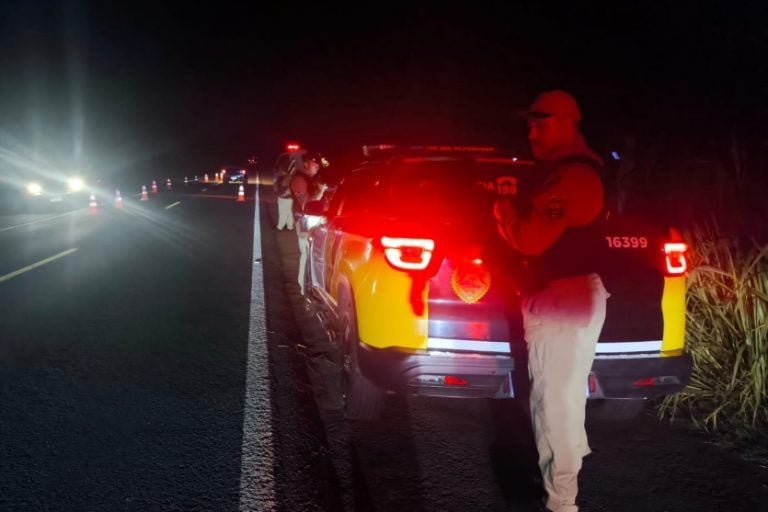 Motorista fica ferido: O acidente teria ocorrido após o motorista desviar de uma caminhonete que forçou uma ultrapassagem.