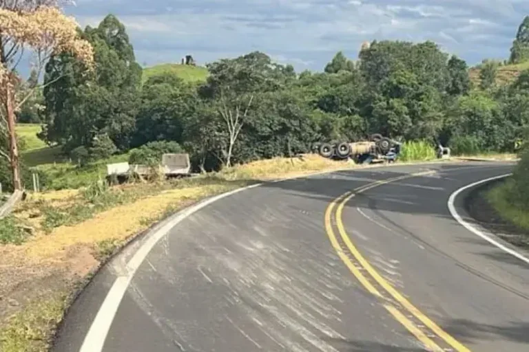 Motorista fica ferido: O acidente interrompeu parcialmente o tráfego na região por algumas horas.