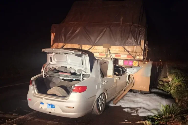 Motorista Fica Gravemente Ferido Em Colisão Entre Carro E Carreta 1