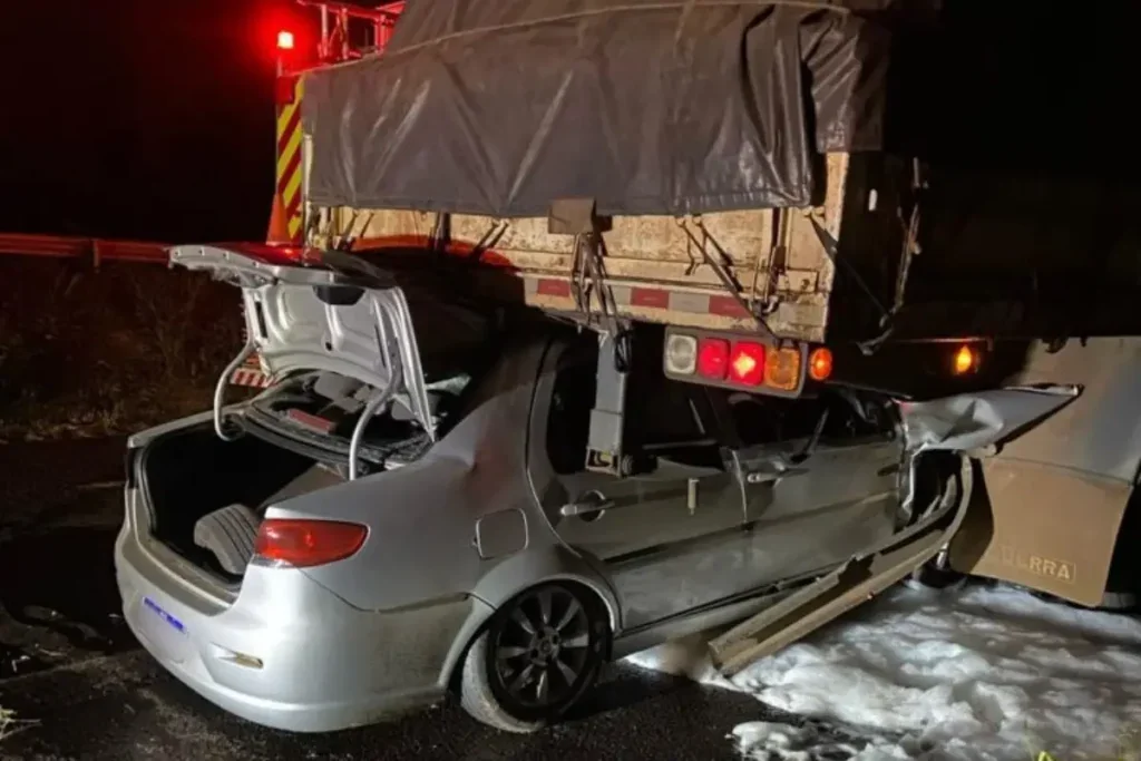 Motorista Fica Gravemente Ferido Em Colisão Entre Carro E Carreta