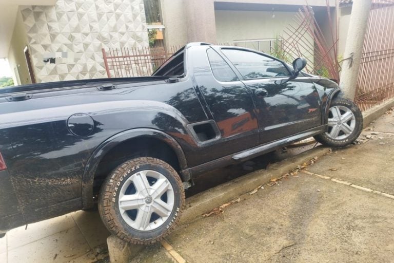 Motorista perde controle do veículo: o acidente ocorreu por volta das 13h30 deste domingo (27)