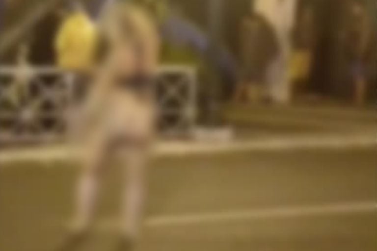 Mulher é flagrada dançando nua em via pública; situação ocorreu na madrugada de sábado