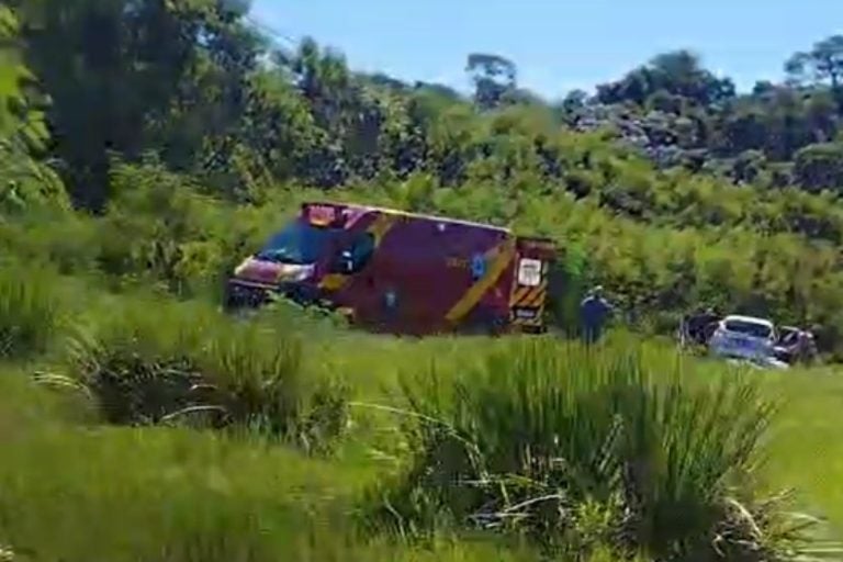Mulher fica ferida: o impacto ocorreu nas imediações do Parque Dom Bosco, sentido Estrada Bonfim.