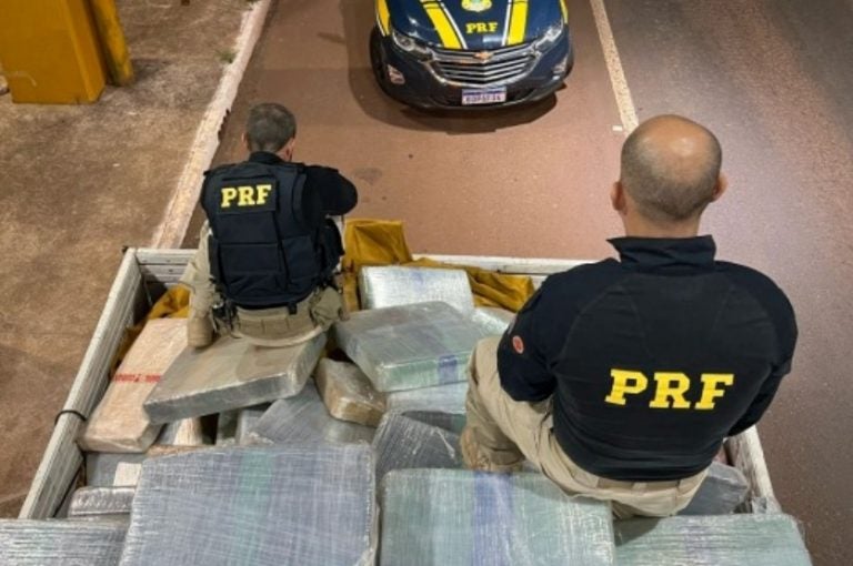 Prf Flagra Caminhão Com 2,1 Ton De Maconha Na Carga De Polvilho (2)