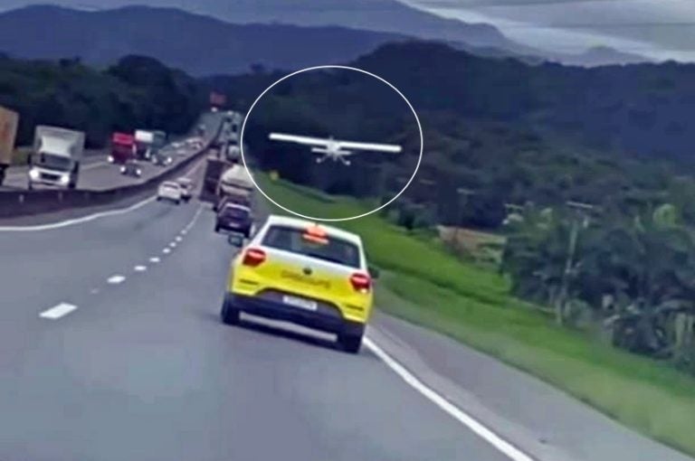 Piloto De Aeronave Faz Pouso Inacreditável Em Rodovia
