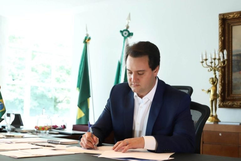 Ratinho Junior Assina Decreto E Piso Regional Chega Até R$ 2,2 Mil