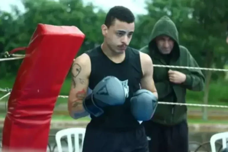 Sepultado lutador: A equipe médica tentou conter o avanço da lesão, mas o pugilista não resistiu.